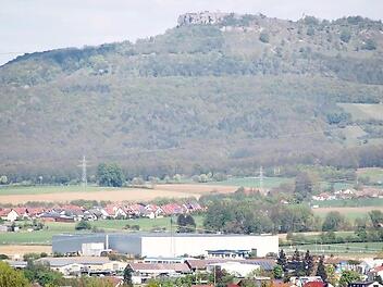 Wie auffällig eine Halle im Maintal ist, zeigt das Beispiel der Firma Systeam in Ebensfeld - sie ist von sehr weit her zu sehen. Fotos: Matthias Einwag