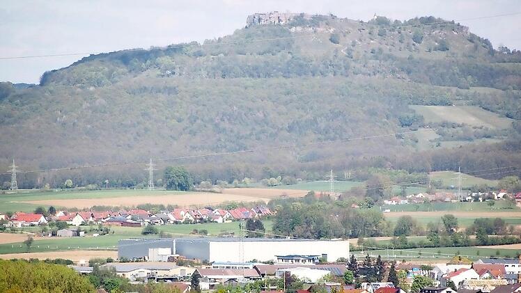 Wie auffällig eine Halle im Maintal ist, zeigt das Beispiel der Firma Systeam in Ebensfeld - sie ist von sehr weit her zu sehen. Fotos: Matthias Einwag