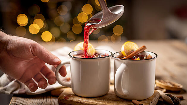 Hei&szlig;, aromatisch und schnell selbst gemacht - das ist Gl&uuml;hwein zu Hause.