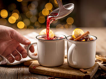 Hei&szlig;, aromatisch und schnell selbst gemacht - das ist Gl&uuml;hwein zu Hause.
