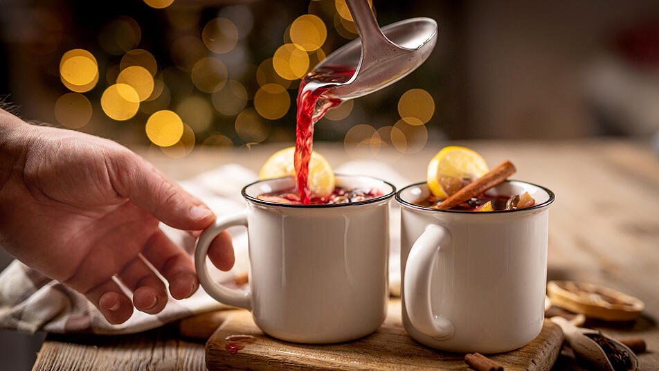 Heiß, aromatisch und schnell selbst gemacht - das ist Glühwein zu Hause. Heiß, aromatisch und schnell selbst gemacht - das ist Glühwein zu Hause.