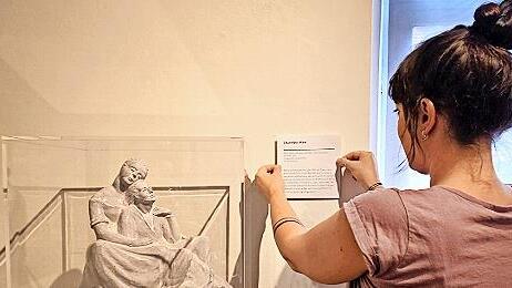 Kuratorin Eleonora Cagol tauscht das falsche Objektschild aus.