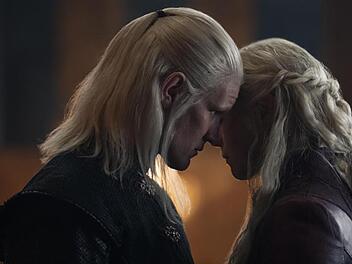 Daemon Targaryen (Matt Smith) und Rhaenyra Targaryen (Emma D'Arcy) wappnen sich f&uuml;r neue K&auml;mpfe.
