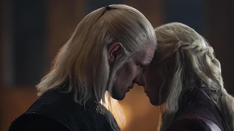 Daemon Targaryen (Matt Smith) und Rhaenyra Targaryen (Emma D'Arcy) wappnen sich f&uuml;r neue K&auml;mpfe.