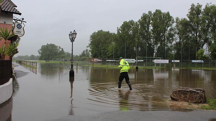 Nur langsam breitete sich das Wasser auf dem ASV-Gelände aus. Foto: Andreas Dorsch