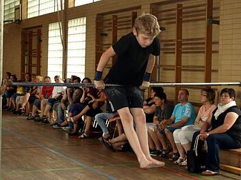 Sandro Wunder war einer der wenigen Jungen beim Kinderturnabzeichen des SV Steinwiesen. Fotos: Susanne Deuerling
