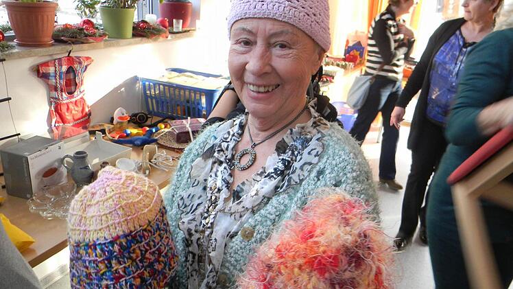 Adelgunde Süß möchte mit ihren selbst gestrickten Mützen jemandem eine Freude machen.  Foto: Lengenfelder