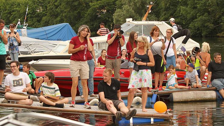 Auf den Booten des Yachthafens hatten sie sich die besten Plätze ergattert. Foto: Günther Geiling