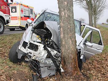 Mit großer Wucht war der Ford an den Baum geprallt..  Fotos: Klaus Schmitt