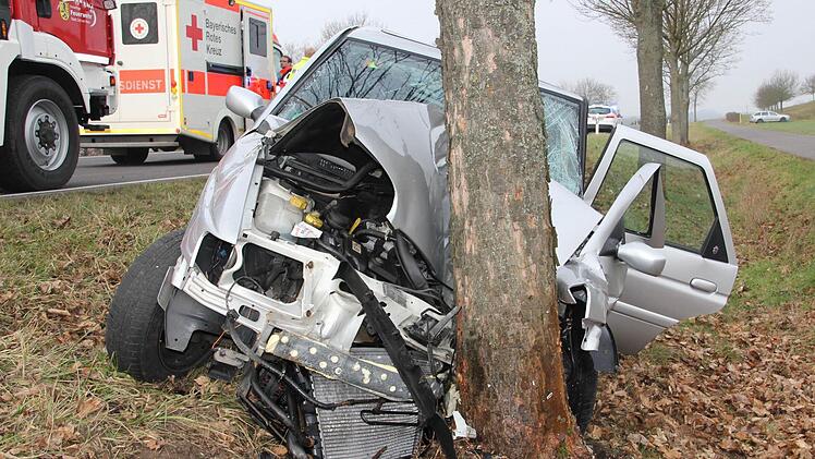 Mit großer Wucht war der Ford an den Baum geprallt..  Fotos: Klaus Schmitt