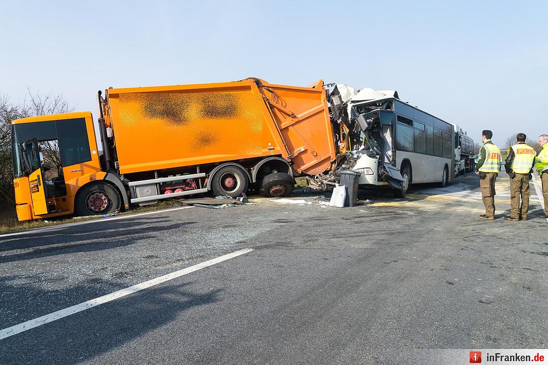 Bus kracht in stehenden Muelllaster - Tanklaster faehrt auf