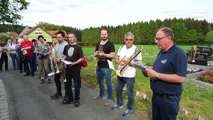 Der Musikverein Wallenfels begleitete die Wallfahrt auf ihrem langen Weg nach Marienweiher und spielte beim Kreuzweg, orne Dieter Müller als Vorbeter. Foto: Susanne Deuerling