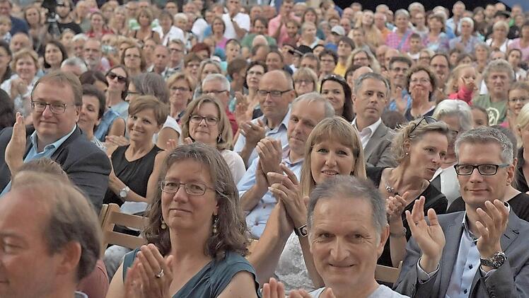 Beifall auch von OB Uwe Kirschstein (rechts)