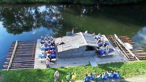 Die Flo&szlig;fahrten d&uuml;rfen in dem Film nicht fehlen. Screenshot: "Air-Lebnis Kronach"