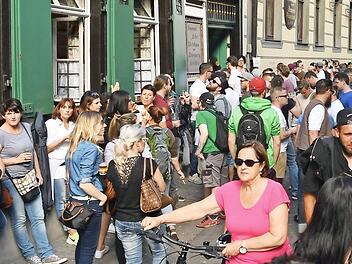 Zu wenig Platz für Biertrinker, Passanten und Radfahrer? Schon am frühen Abend geht es oft eng vor dem Schlenkerla zu. Das Bild entstand nicht bei der Sandkerwa.  Foto: Ronald Rinklef