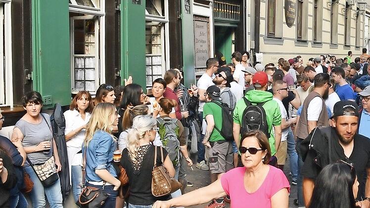 Zu wenig Platz für Biertrinker, Passanten und Radfahrer? Schon am frühen Abend geht es oft eng vor dem Schlenkerla zu. Das Bild entstand nicht bei der Sandkerwa.  Foto: Ronald Rinklef