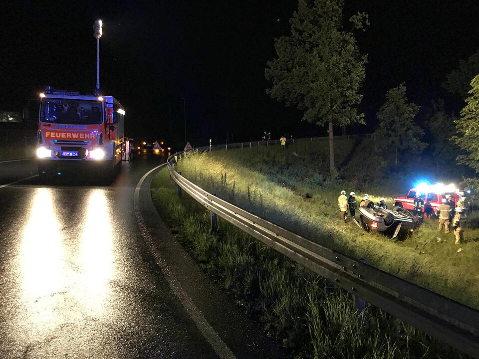 Auto kommt bei Hof von B15 ab