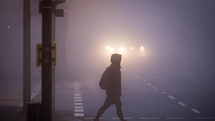 Der Wetterexperte Stefan Ochs prophezeit f&uuml;r die n&auml;chsten Tage schlechte Luft in Franken. Schuld ist die Inversionswetterlage. Symbolfoto: Frank Rumpenhorst/dpa