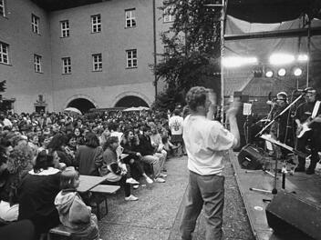 Das Rockprogramm zum Altstadtfest ist Kult. Seit Jahrzehnten ist der Schlosshof Publikumsmagnet (unser Foto stammt aus den 90er Jahren). Während des Rathausneubaus soll das Angebot keinesfalls auf Eis gelegt werden. Es zieht vorübergehend auf den Kirchenplatz um.  Foto: FT-Archiv