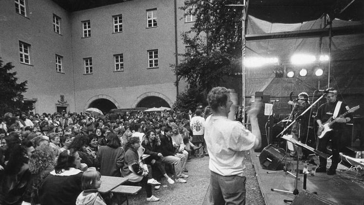 Das Rockprogramm zum Altstadtfest ist Kult. Seit Jahrzehnten ist der Schlosshof Publikumsmagnet (unser Foto stammt aus den 90er Jahren). Während des Rathausneubaus soll das Angebot keinesfalls auf Eis gelegt werden. Es zieht vorübergehend auf den Kirchenplatz um.  Foto: FT-Archiv