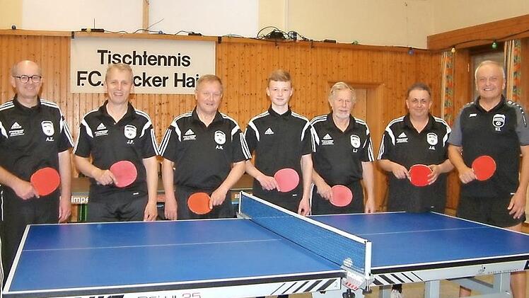 Als Vizemeister der Bezirksklasse D steigt der FC Wacker Haig zusammen mit dem TSV Windheim III in die Bezirksklasse A auf. Das Aufsteigerteam mit (von links) Armin Zwingmann, Jürgen Ferner, Andreas Nickol, Julian Dietrich, Lothar Vogel, Hans-Jürgen Greiner und Winfried Reier.  Foto: Hans Franz