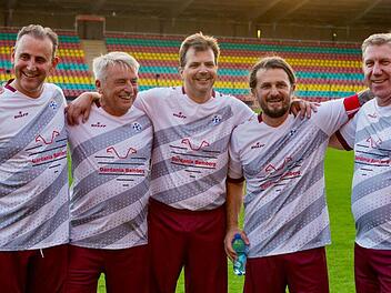 Fußball verbindet: Arm in Armn nach dem Spiel in Berlin (von links): Isak Gashi, Heinz Kuntke, Christian Lange, Florim Gashi und Andreas Schwarz. Foto: Dardania Bamberg e. V.