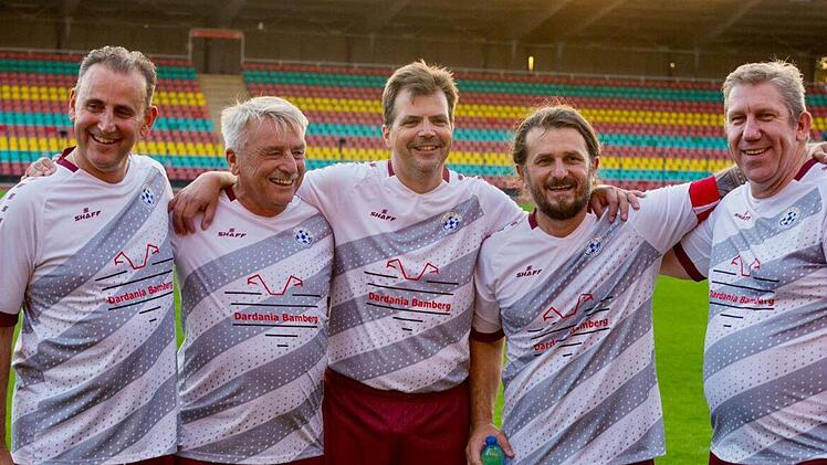 Fußball verbindet: Arm in Armn nach dem Spiel in Berlin (von links): Isak Gashi, Heinz Kuntke, Christian Lange, Florim Gashi und Andreas Schwarz. Foto: Dardania Bamberg e. V.