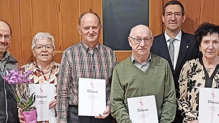 Bei der Ehrung der Mitglieder (von links): KAB-Diözesansekretär Rudi Reinhart, Dagmar Schwengler, Winfried Schwengler, Michael Güthlein, Vorsitzender Michael Schwengler und Edeltraud Güthlein.