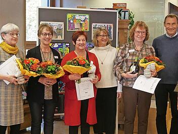B&uuml;rgermeister Wolfgang M&ouml;hrlein, Karin Wolf, Maria Zimmermann, Marga Weidner, Leiterin des St. Michaelsbundes Bamberg,Melanie Dirauf, Andrea M&ouml;hrlein, Pfarrer Marianus Schramm, B&uuml;chereileiterin Irmi Barthelmes.
