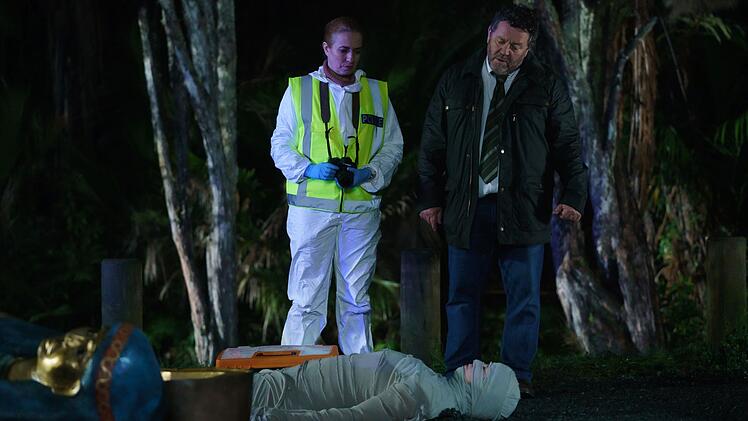 Eine falsche Mumie als Mordopfer, das haben Chefinspektor Mike Shepherd (Neill Rea) und Pathologin Gina (Cristina Ionda)auch noch nicht erlebt.
