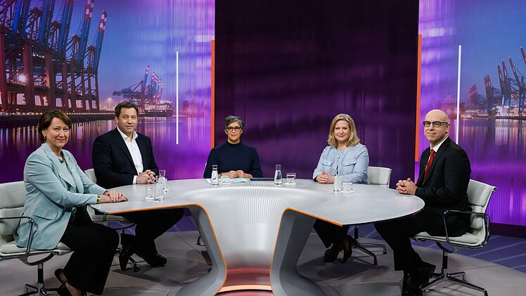 Weil Maybrit Illner wegen eines Trauerfalls in der Familie verhindert war, moderierte Shakuntala Banerjee (Mitte) den ZDF-Talk.