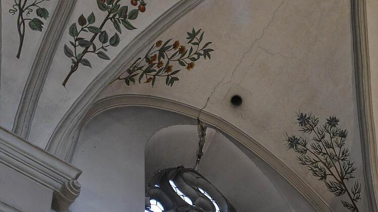 Ein Netzwerk von Rissen durchzieht die ehemalige Klosterkirche. Aus diesem Fenstergewölbe brach ein tellergroßer Putzbrocken heraus. Die Kirche, die darauf hin für die Öffentlichkeit geschlossen würde, wird wohl so schnell nicht wieder geöffnet.   Fotos: Ronald Rinklef