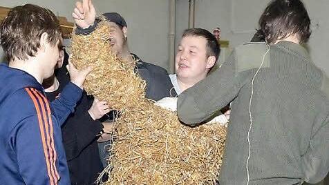 Stefan Huber schlüpft in das Kostüm der Strohberta.