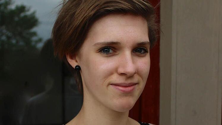 Ramona Börner hat statt der normalen fünf gleich acht Abiturprüfungen, weil sie zusätzliche Sportprüfungen und eine mündliche Englischprüfung macht. Drei davon sind schon überstanden. Deshalb sieht sie alle weiteren Abi-Prüfungen schon gelassener. Etwas Angst hat sie höchstens vor Englisch. Da sei sie nicht ganz so gut. Gut komme sie dagegen in Mathematik zurecht.