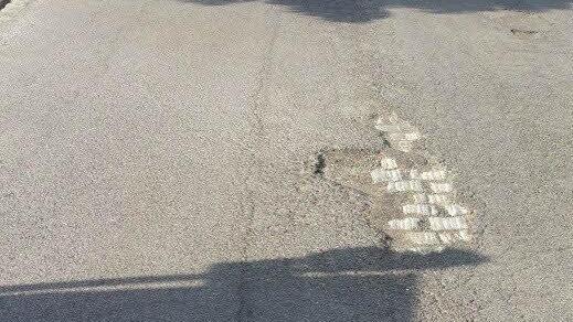 Unter dem Asphalt kommt das alte Pflaster zum Vorschein.