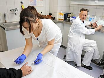 Wirken mit an den Strukturverbesserungen im Kreiskrankenhaus Höchstadt, die medizinische Fachangestellte Monique Iftner und der neue Chirurgie-Oberarzt Jens Schlegel.  Foto: Barbara Herbst