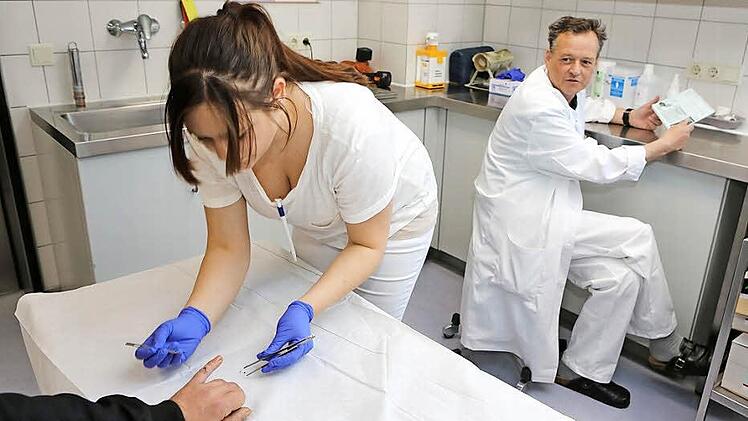 Wirken mit an den Strukturverbesserungen im Kreiskrankenhaus Höchstadt, die medizinische Fachangestellte Monique Iftner und der neue Chirurgie-Oberarzt Jens Schlegel.  Foto: Barbara Herbst