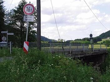 Die marode Brücke über die Kremnitz zwischen Gifting und Geschwend wird durch einen Neubau ersetzt. Foto: Meißner