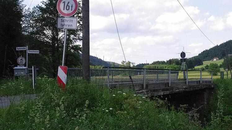 Die marode Brücke über die Kremnitz zwischen Gifting und Geschwend wird durch einen Neubau ersetzt. Foto: Meißner