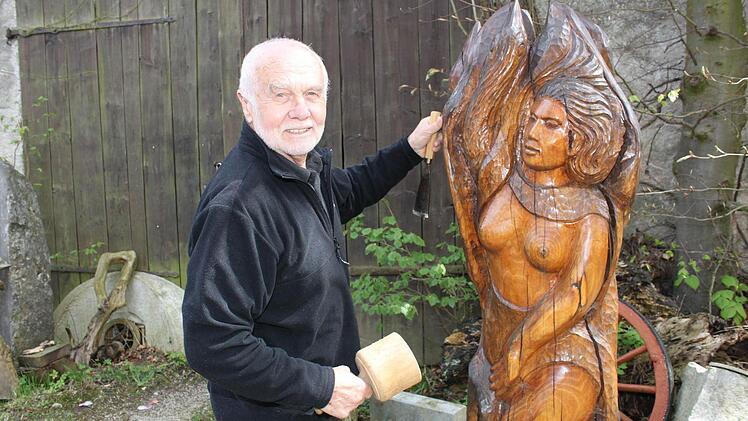 Erich Müller mit einer seiner Skulpturen. Foto: Carmen Schwind