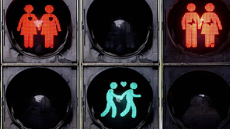 Die Bildkombo zeigt verschiedene Ampelmännchen in München. Zum diesjährigen CSD am 11. Juli in München werden schwule, lesbische und heterosexuelle Paarmotive an einigen zentral gelegenen Ampeln aufleuchten. Foto: Sven Hoppe/dpa