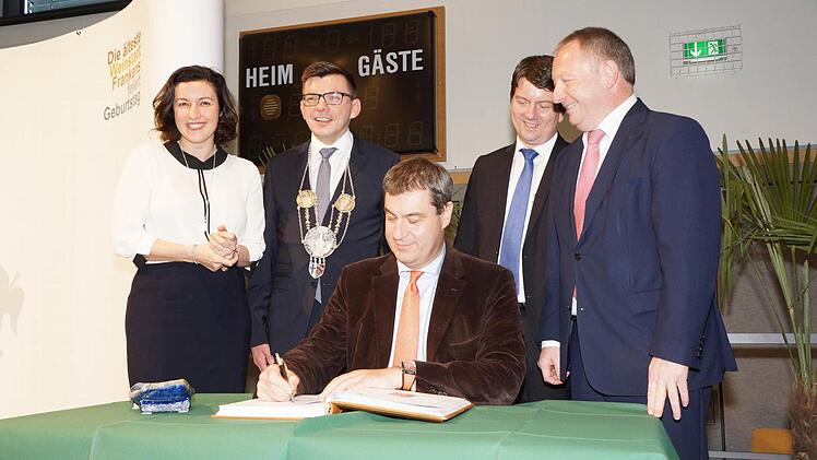 Staatsminister Markus Söder trägt sich ins Goldene Buch ein, Festakt 1300 Jahre Hammelburg Foto: Arkadius Guzy