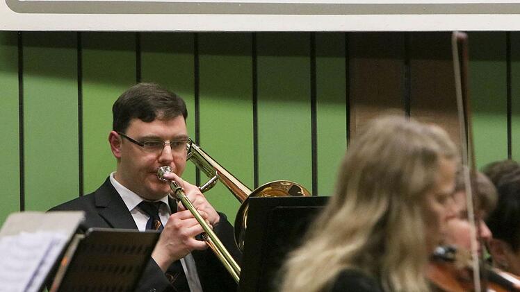 Reichlich Applaus verdiente sich der Musizierkreis Neustadt unter Leitung von Norbert Luche bei seinem Neujahrskonzert.Foto: Jochen Berger