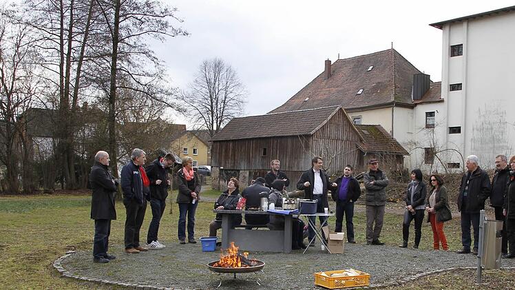 Mitglieder von SPD, ProStadtsteinach, Bund Naturschutz und Frankenwaldverein trafen sich um einen Feuerkorb und machten sich Gedanken um die Weiterentwicklung des Stadtparks.