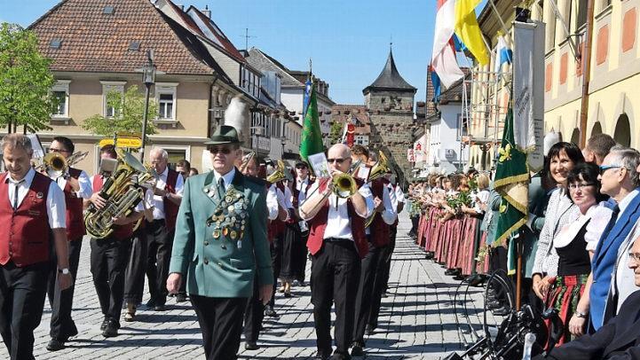 Platzmeister Dieter Brandmeier führt den Zug am Rathaus vorbei. Foto: Andreas Welz