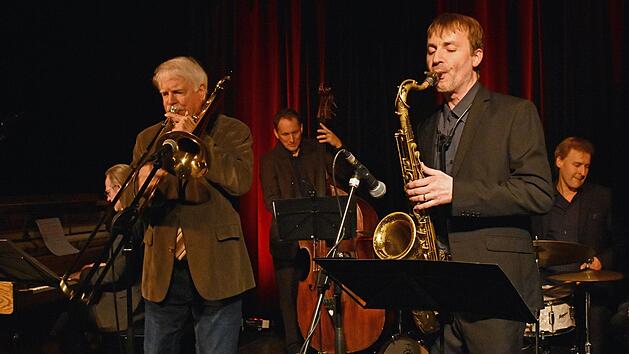 Der Posaunist, Komponist und Arrangeur Richard Roblee gestaltete mit Hubert Winter (Tenorsaxophon), Bernhard Pichl (Klavier), Felix Wiegand (Bass) und Paul H&ouml;chst&auml;dter (Schlagzeug) in der Reihe "Jazz mal anders" des Kulturamts Ha&szlig;furt live ein beeindruckendes Swingkonzert.  Ulrike Langer