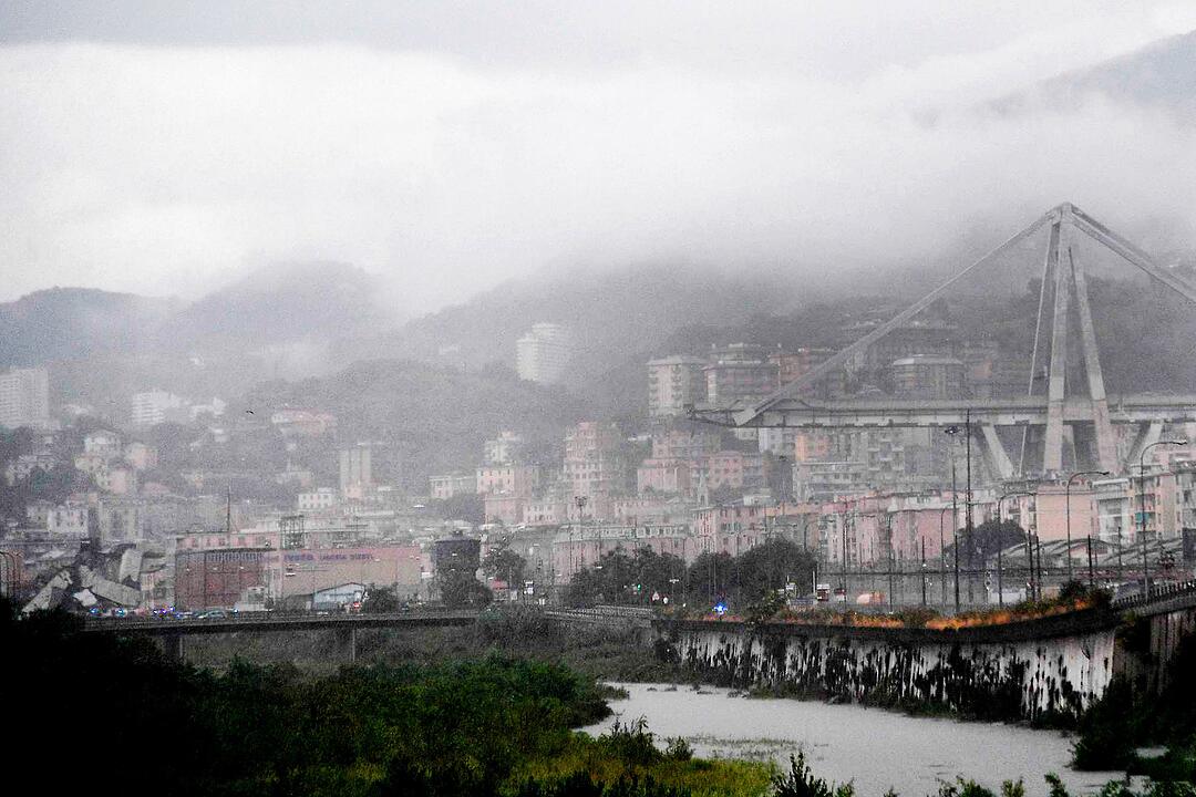 Autobahnbrücke in Genua eingestürzt