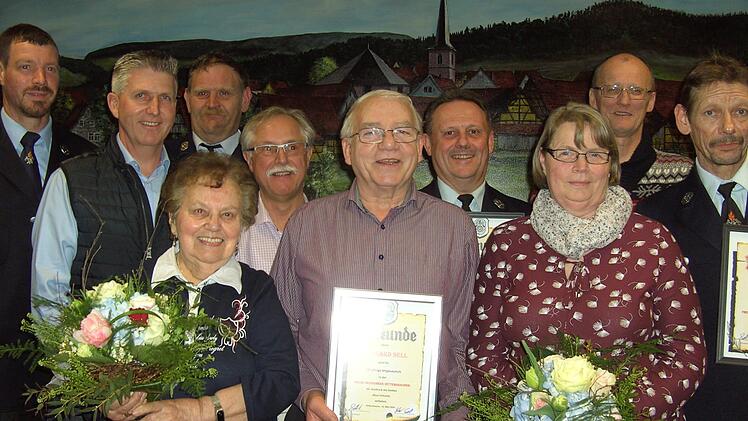 Ehrungen für 25-, 40- und 50-jährige Vereinsmitgliedschaft bei der Freiwilligen Feuerwehr Wittershausen (von links): 2. Vorsitzender Peter Sell, Peter Öhrlein, Hans Schumm, Wilma Sell, Wolfgang Straub, Reinhard Sell, Stefan Zink, Doris Sell, Oswin Zink und Jürgen Hack. Foto: Udo Sell