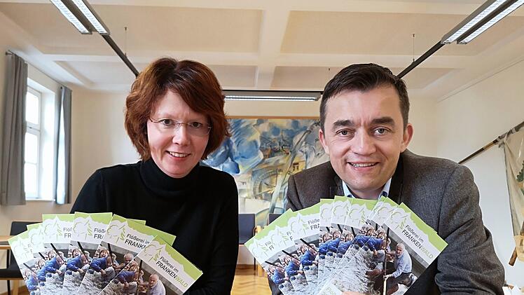 Ines Simon-Graf von der Touristinformation Wallenfels und Bürgermeister Jens Korn präsentieren den neuen Flößerflyer. Foto: pr