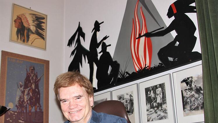 Bernhard Schmid an seinem Schreibtisch. Fuchs
